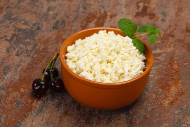 Taze kaymak tabaktaki taze kaymak. Naneli ve vişneli.