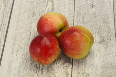 Tatlı taze olgun kayısılar arka planda.