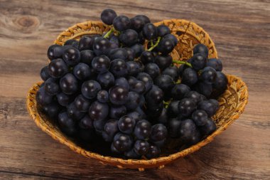 Taze taze tatlı kırmızı üzüm dalında