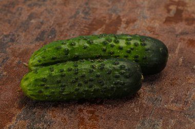 Taze taze iki salatalık vejetaryen için hazır.