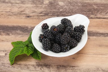 Tatlı, olgun, yapraklı Blackberry yığını