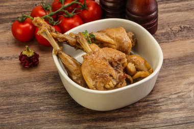 Tatlı ve baharatlı soslu tavşan yahnisi.