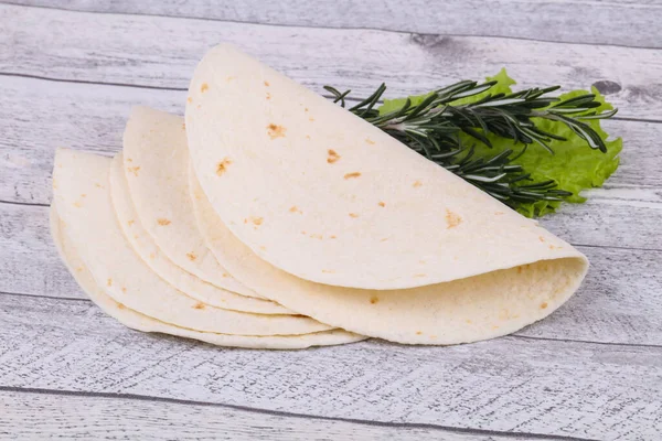 Leere Hausgemachte Tortilla Serviert Salatblätter — Stockfoto