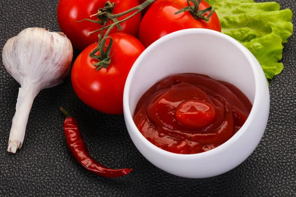 Tomatenketchup Sauce Serviert Pfeffer Und Knoblauch — Stockfoto