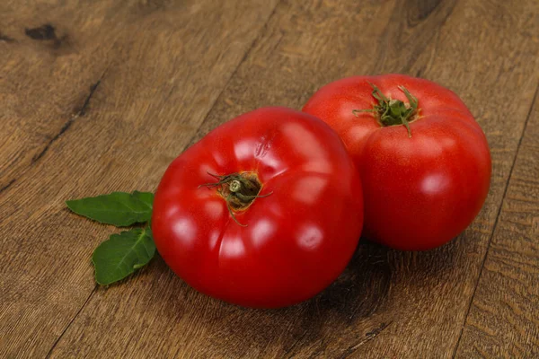 Reife Rote Tomate Über Hölzernen Hintergrund — Stockfoto