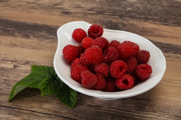 Rote Helle Reife Süße Himbeere Mit Blatt — Stockfoto