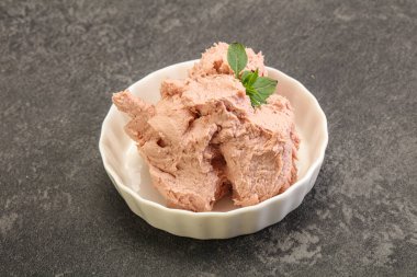 Karaciğer ezmesi kasede fesleğen yaprağı servis edilir.