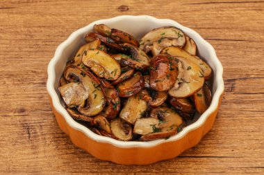 Kavrulmuş şampiyon, kasede otlar ve baharatlar var.