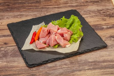 Çiğ domuz eti pişirmeye hazır.