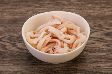 Lezzetli marine edilmiş mürekkep balığı kasede atıştırmalık parçalar.