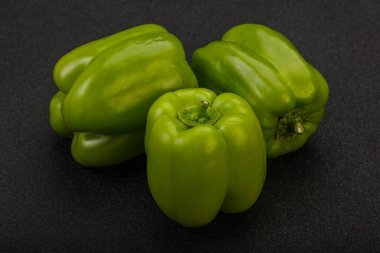 Yeşil tatlı dolmalık biber yığını 