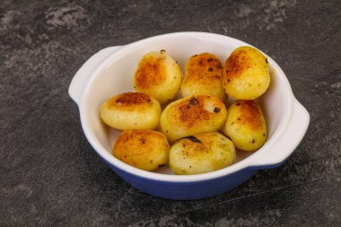 Kavrulmuş yavru patates kasede.