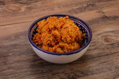 Domates ve tavuklu geleneksel Afrika kuzenleri