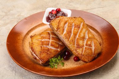 Kızarmış ördek göğsü ve çilek sosu. 