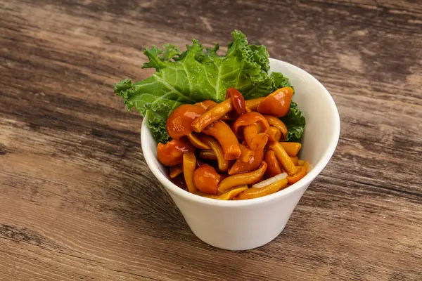 Terbiye edilmiş mantar. Kasede küçük bal aromalı.