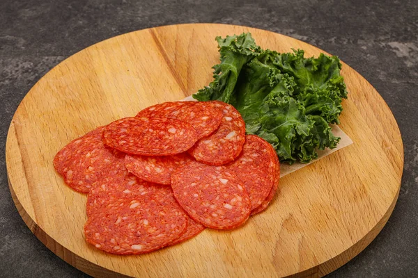 Italiensk Kryddig Pepperoni Korv Skivor Över Bord — Stockfoto