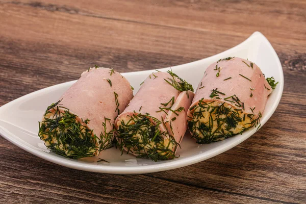 Peynirli ve sarımsaklı jambonlu sandviç.