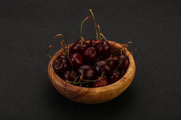 Sepette olgun kuş kirazı