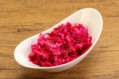 Kasede pancar kökü olan marine edilmiş kırmızı lahana.