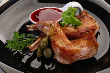 Dut soslu kızarmış tavşan bacağı.