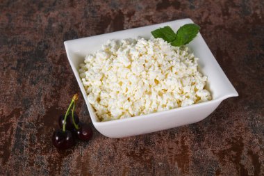 Taze kaymak tabaktaki taze kaymak. Naneli ve vişneli.