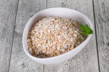 Kahvaltıda çiğ yulaf.