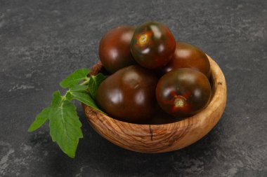 Siyah domates - lezzetli taze olgun Kumato 