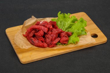 Çiğ et dilimlenmiş, pişirmeye hazır.