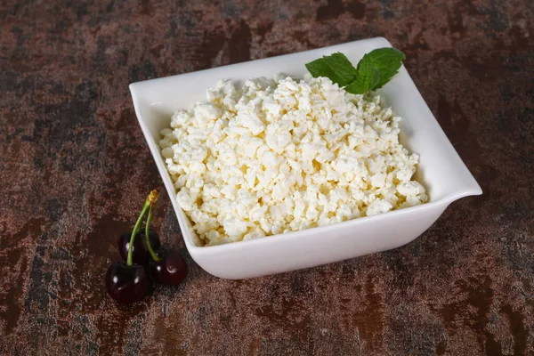 Taze kaymak tabaktaki taze kaymak. Naneli ve vişneli.