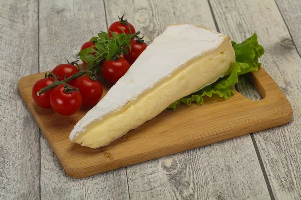 Triângulo Queijo Brie Servido Folhas Salada — Fotografia de Stock