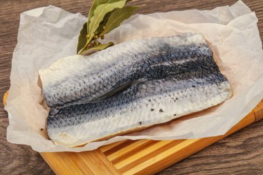 Güvertede deri ve baharatlı ringa filetosu.