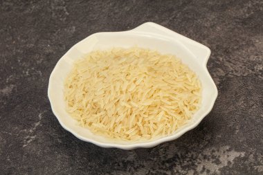 Tabakta çiğ Hint basmati pilavı