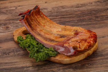 Baharatlı ve otlu domuz pirzolası.