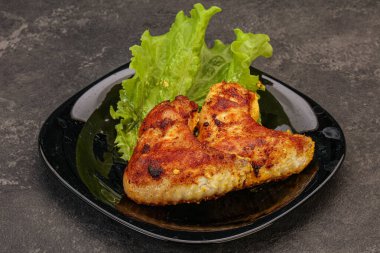 Baharatlı ve otlu kızarmış tavuk kanadı.