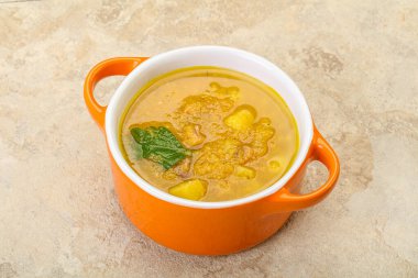 Füme et ve sebzeli bezelye çorbası.