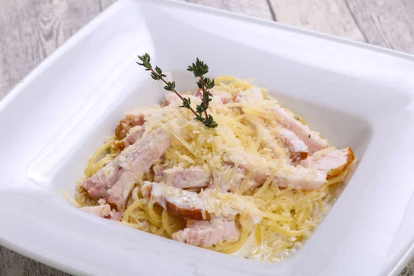 Tészta Carbonara Sonkával Sajttal Felszolgált Kakukkfű — Stock Fotó