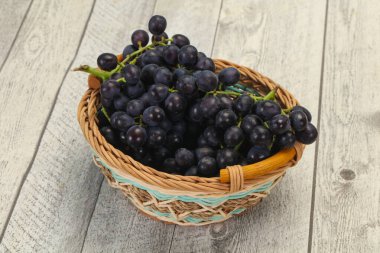 Taze taze tatlı kırmızı üzüm dalında