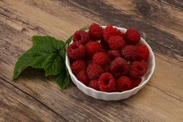 Rojo Brillante Madura Dulce Frambuesa Con Hoja —  Fotos de Stock