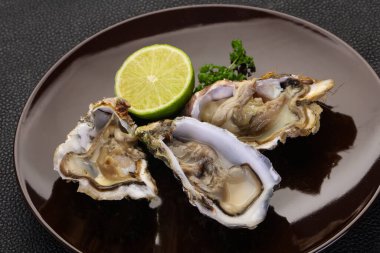 Limonlu ve maydanozlu taze istiridye.