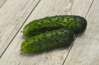 Taze taze iki salatalık vejetaryen için hazır.