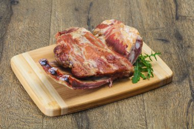 Ahşap zemin üzerinde tütsülenmiş domuz kaburgası.