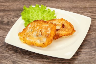 Ekmeğin içinde kızarmış morina balığı