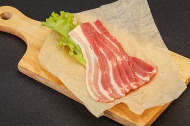 Fırında pişmemiş domuz pastırması.