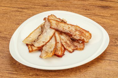 Kızarmış domuz pastırması tabakta.