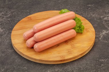 Lezzetli et sosisleri güverteye yığılmış.