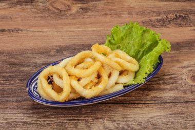 Kavrulmuş kalamar halkaları ve kasede salata.