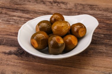 Kasede marine edilmiş feijoa meyvesi.