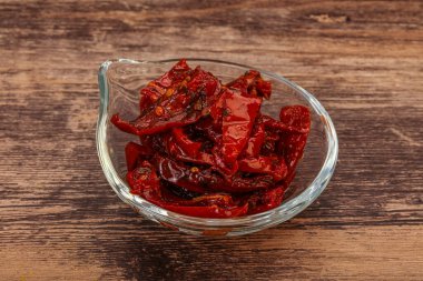 Zeytinyağı ve bitkilerle kurutulmuş domates.