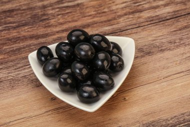 Kasede marine edilmiş siyah zeytin.