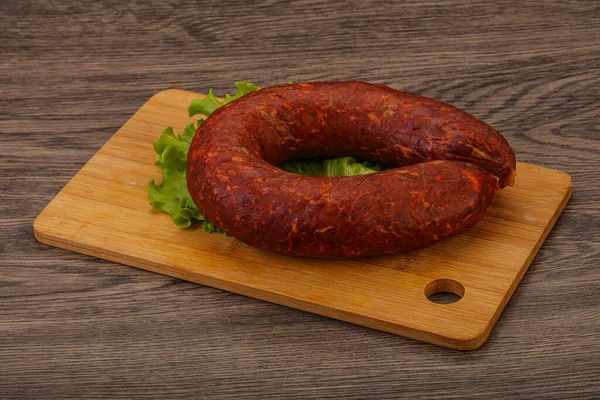 Krakowska Wurst Über Dem Brett Mit Kräutern Und Gewürzen — Stockfoto